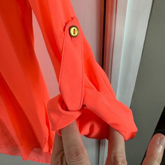 Rue 21 salmon pink roll tab sleeve v-neck blouse size medium. - Picture 4 of 7